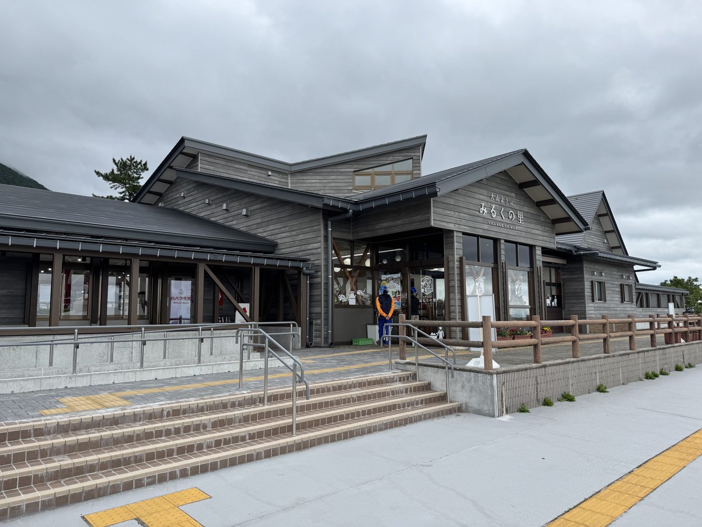 木造の本館。売店とソフトクリームはこちら