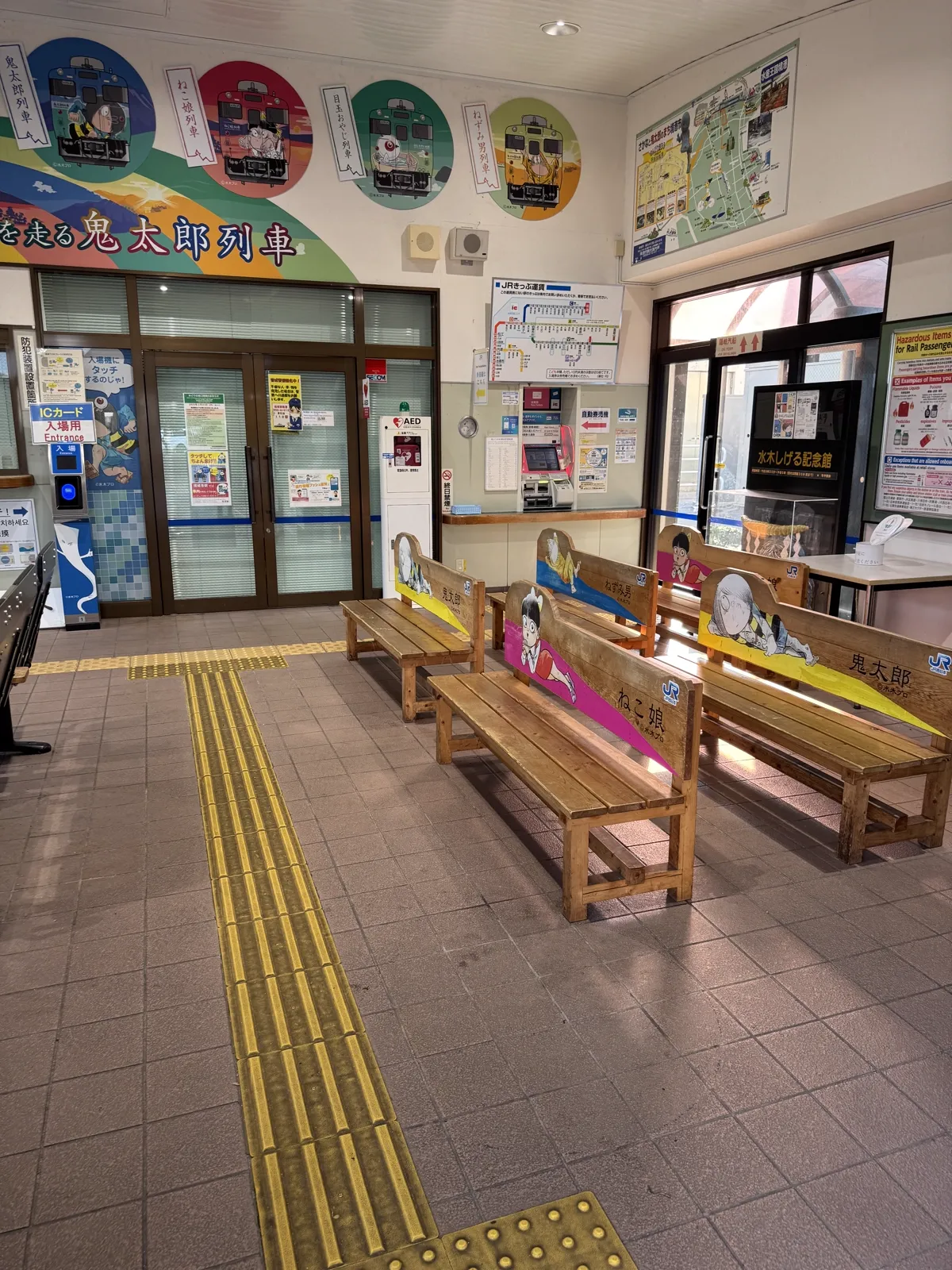 境港駅の内部、鬼太郎の装飾