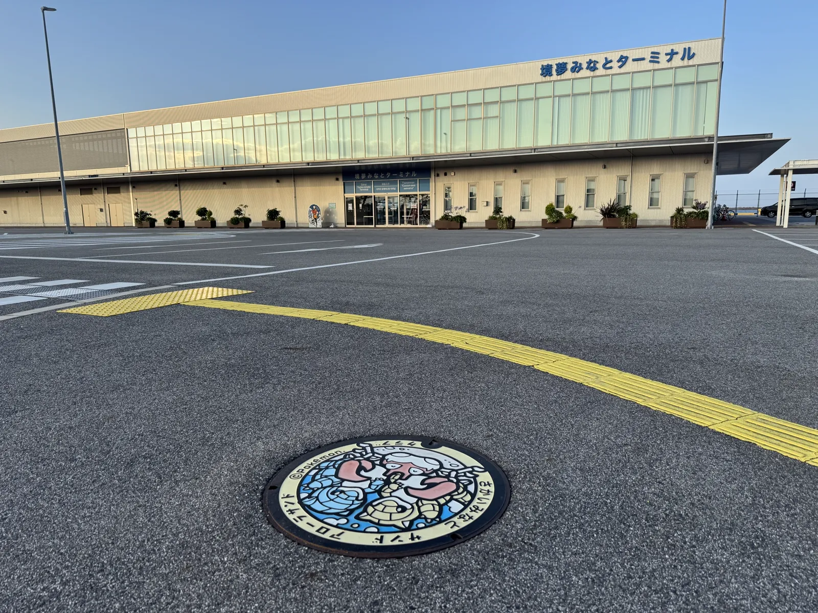 境夢みなとターミナル前のポケふた