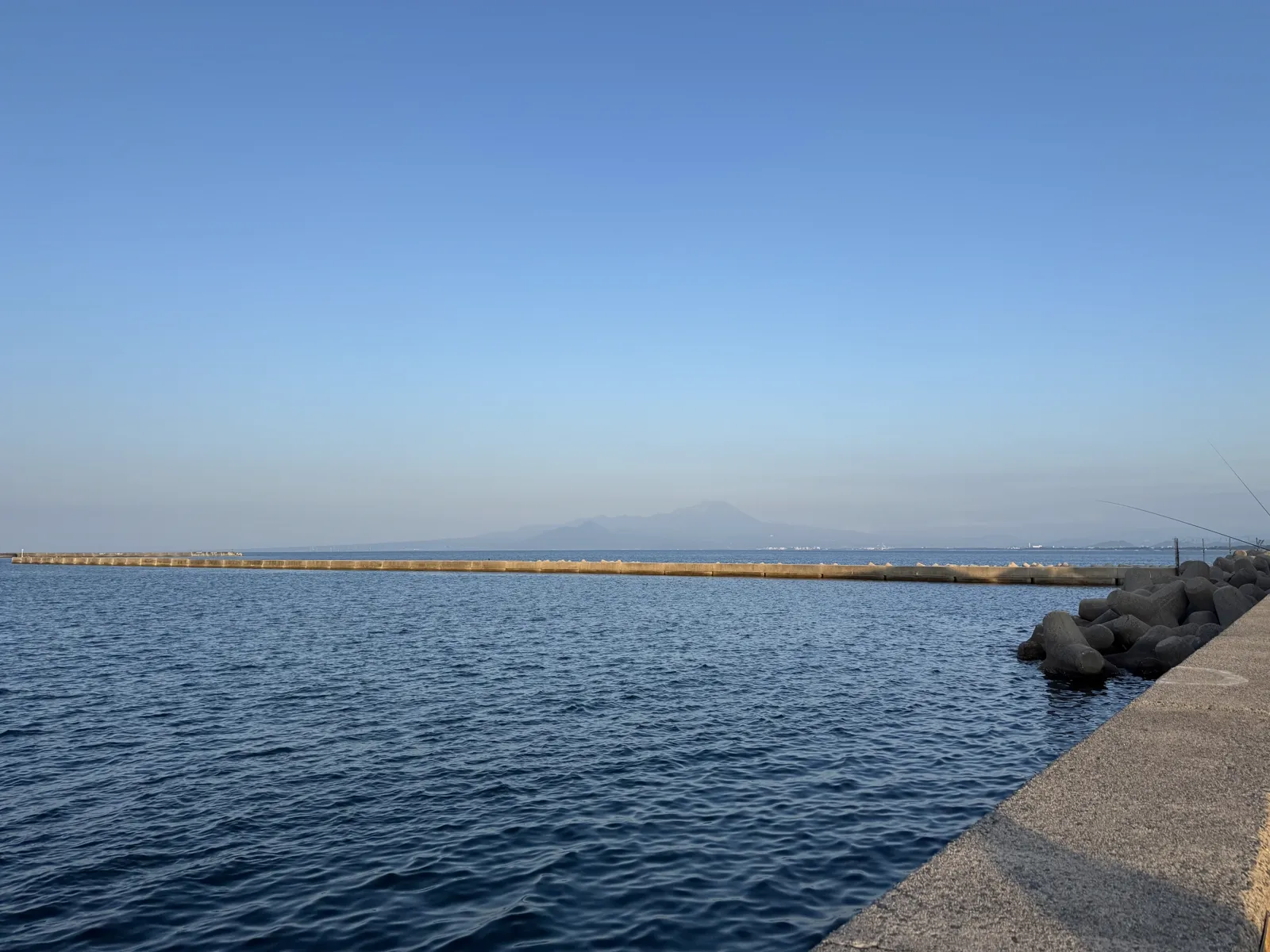 境港の海と釣り人、遠くに大山