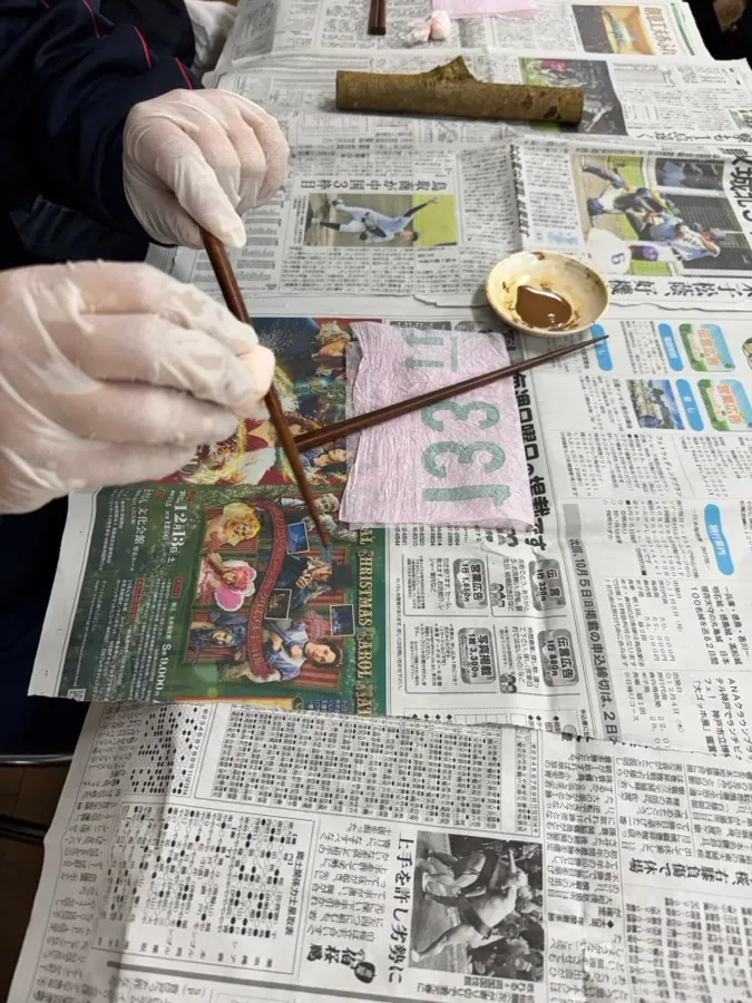 箸へ漆を塗る作業