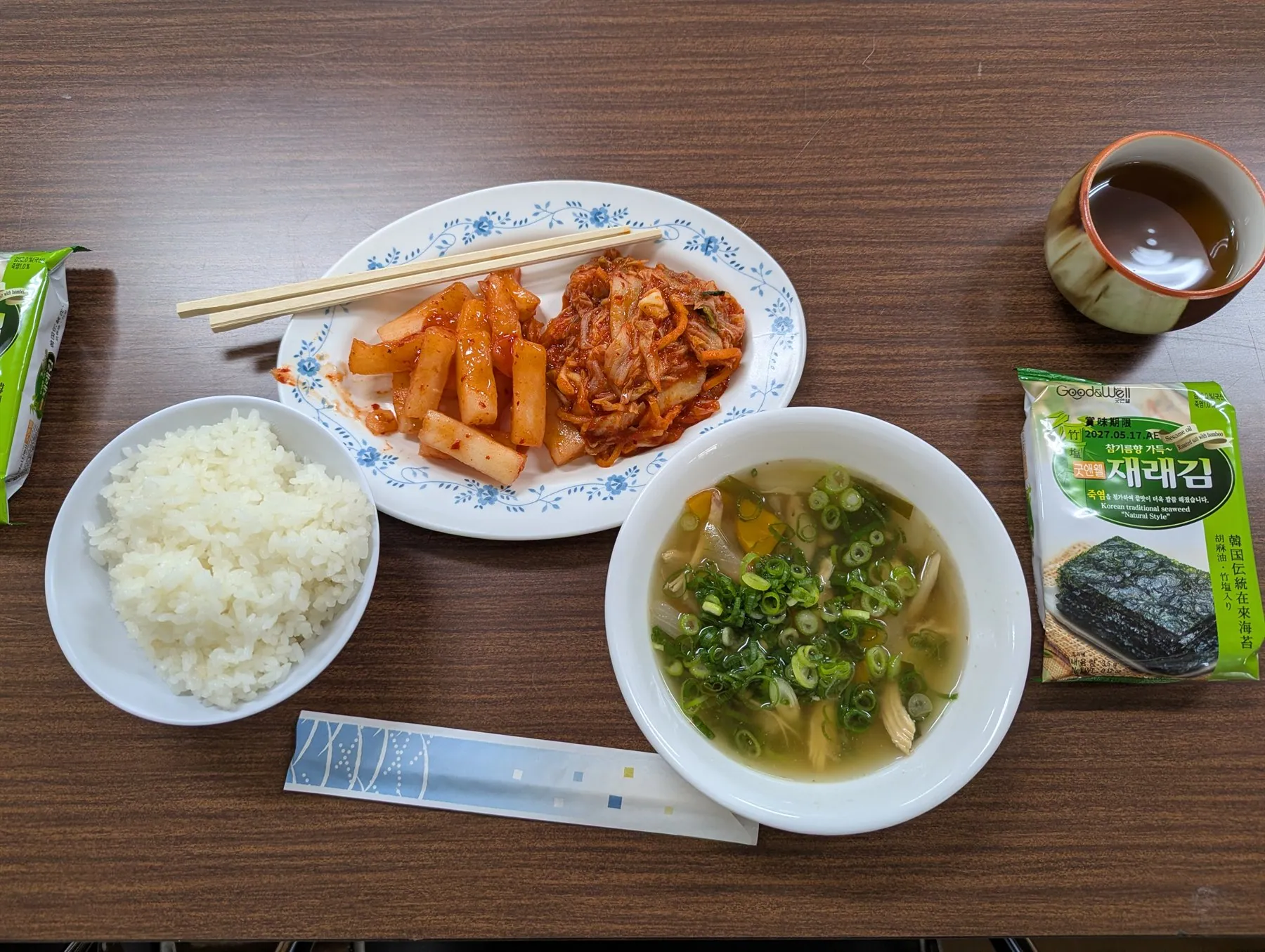 オッタクとご飯、キムチが並ぶ昼食